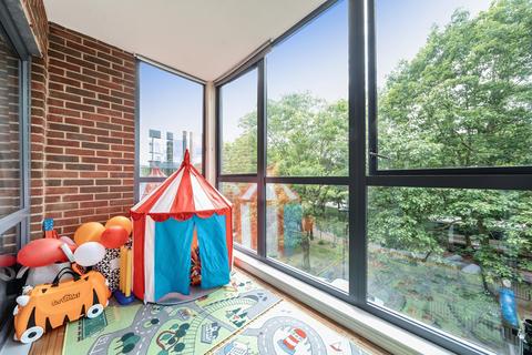 Willoughby Avenue, Uxbridge, Middlesex 2 bed apartment for sale