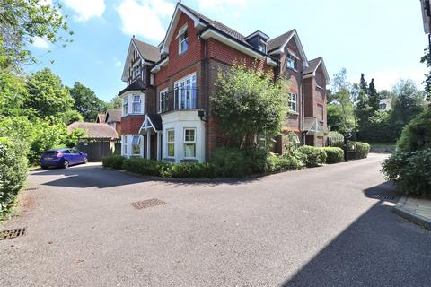 Pembroke Road, Surrey GU22 2 bed flat for sale