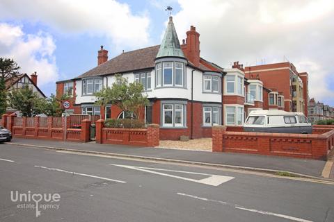 5 bedroom semi-detached house for sale