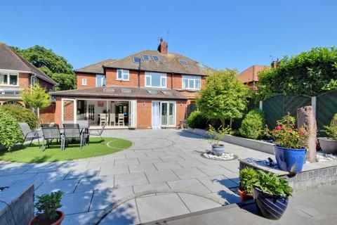 5 bedroom semi-detached house for sale