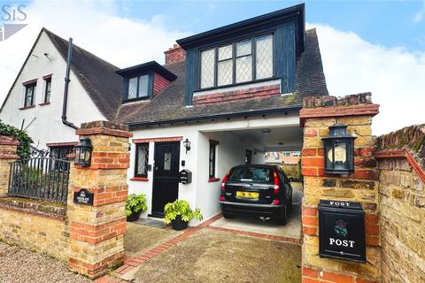 Meadway Close, Surrey TW18 4 bed detached house for sale