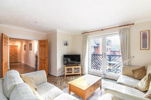 Boleyn Court, Buckhurst Hill 2 bed apartment for sale