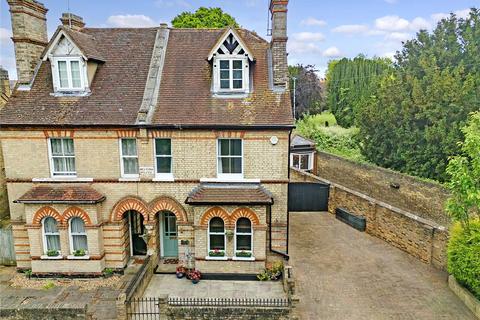 New London Road, Chelmsford, Essex, CM2 4 bed semi