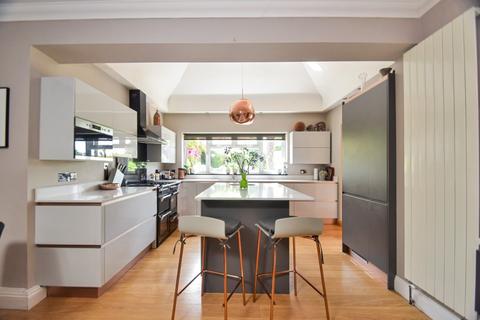 Eastcourt Lane, Gillingham, ME7 4 bed detached bungalow for sale