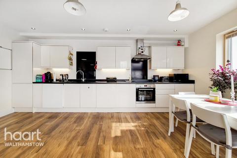 Chingford Mount Road, Chingford 2 bed apartment for sale