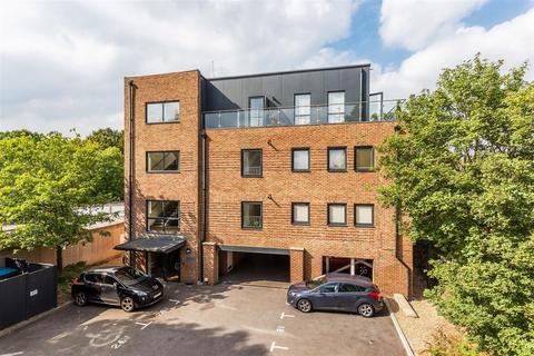 CHALLENGE COURT, LEATHERHEAD, KT22 2 bed apartment for sale