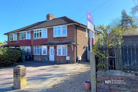 Mansfield Road, Chessington, Surrey.... 2 bed maisonette for sale