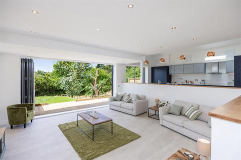5 bedroom semi-detached house for sale