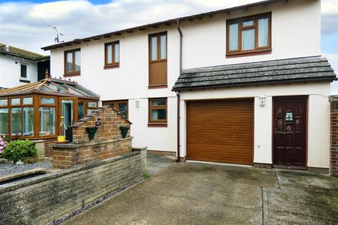 4 bedroom link detached house for sale