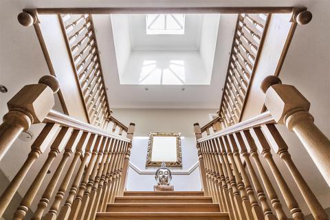 Headley Road, Leatherhead, Surrey, KT22 5 bed detached house for sale