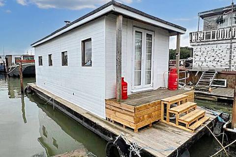 Vicarage Lane, Hoo ME3 2 bed houseboat for sale
