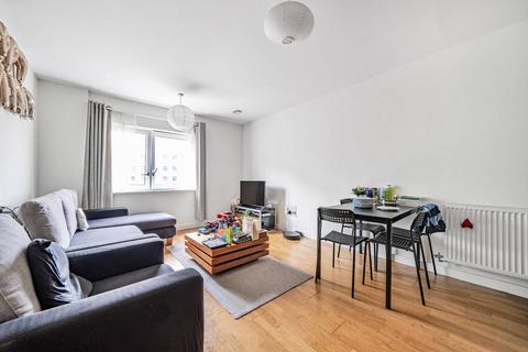 Lakeside Drive, Park Royal, London, NW10 2 bed flat for sale