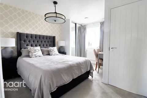 Robinscroft, Swindon 4 bed detached house for sale