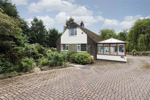 Alwen Avenue, Huddersfield 3 bed detached bungalow for sale