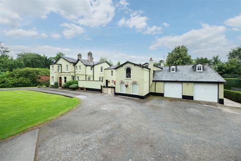 A beautifully presented detached... 8 bed detached house for sale