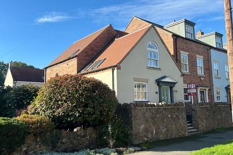 Leicester Road, Loughborough LE12 3 bed townhouse for sale