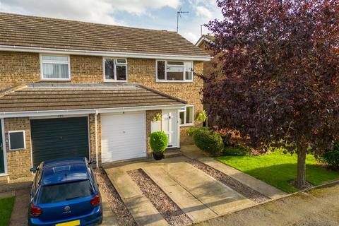 Braden Close, Aylesbury HP21 4 bed semi