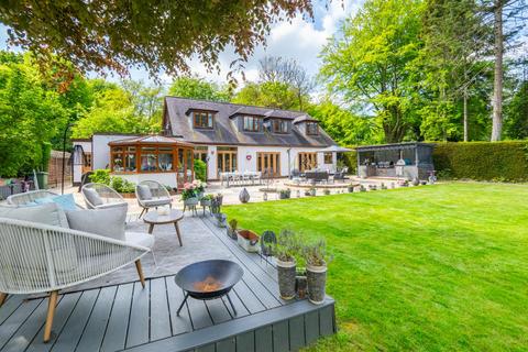 Park Road, Surrey SM7 5 bed detached house for sale