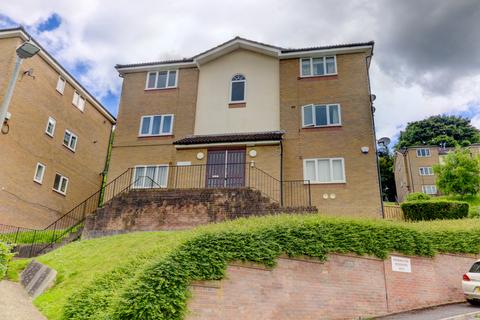 Lingfield Close, High Wycombe HP13 2 bed apartment for sale