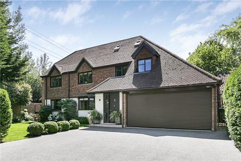 Wexfenne Gardens, Surrey GU22 5 bed detached house for sale