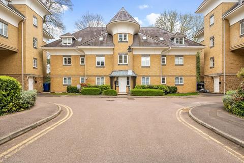 Century Court, Surrey GU21 2 bed flat for sale