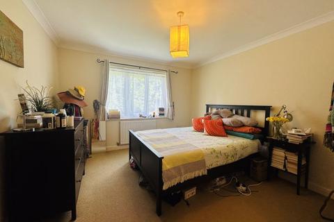 Abbey Court, Hale Lane 2 bed apartment for sale