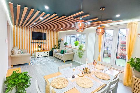 Mackenzie Way, Gravesend DA12 3 bed maisonette for sale