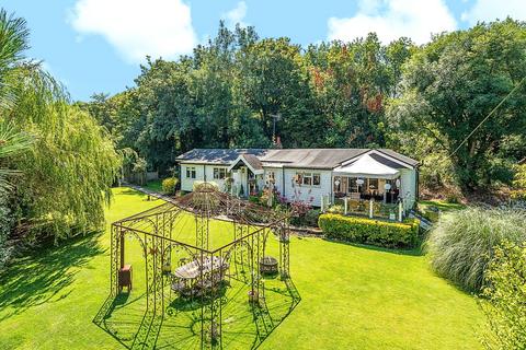 Sandhills Meadow, Shepperton, TW17 3 bed bungalow for sale