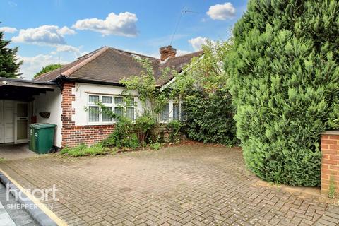 Upper Halliford Road, Shepperton 3 bed semi