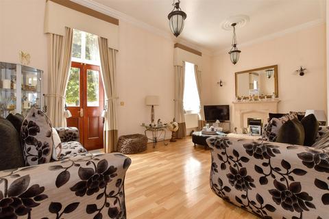 Rosebury Square, Woodford Green, Essex 2 bed ground floor flat for sale