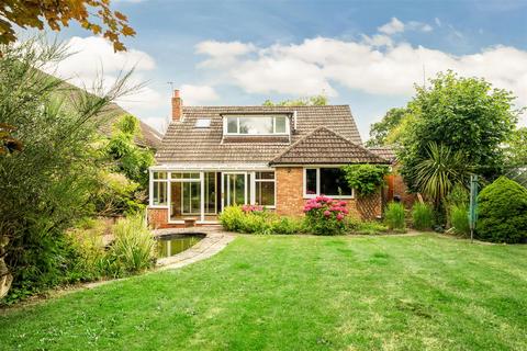 Holly Hill Lane, Sarisbury Green SO31 4 bed detached bungalow for sale