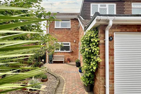 St. Pauls Close, Eastbourne 3 bed semi