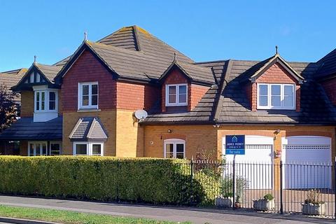 5 bedroom link detached house for sale