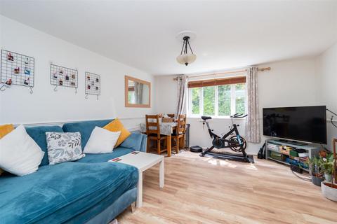 Chipstead Close, Sutton 2 bed apartment for sale