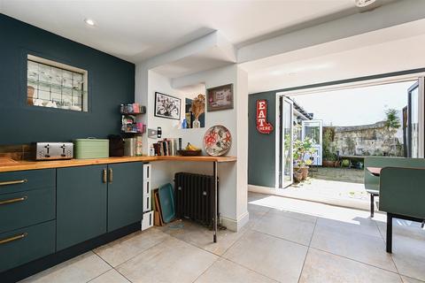 Cambridge Road, Hastings 5 bed end of terrace house for sale
