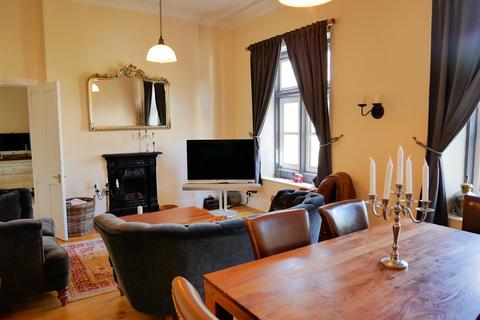 3 bedroom flat for sale