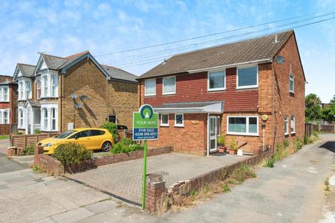 Hanworth Road, Feltham TW13 3 bed semi