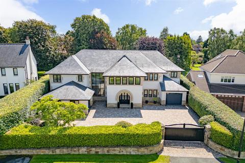 6 bedroom detached house for sale