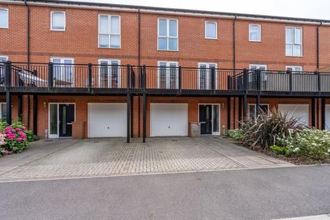 Pinewood Way, Chichester 3 bed terraced house for sale