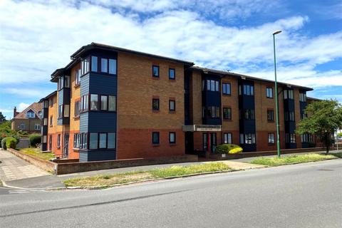 Fitzalan Road, Littlehampton 2 bed flat for sale