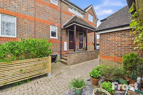 Straight Road, Old Windsor... 2 bed apartment for sale