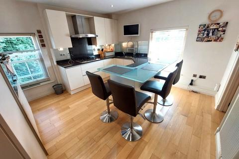 The Residences, Scholes Lane... 2 bed apartment for sale