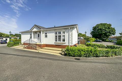 Willows Riverside Park, Windsor 2 bed mobile home for sale