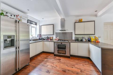 3 bedroom flat for sale