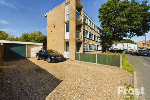 Bedfont Road, Feltham, TW13 2 bed apartment for sale