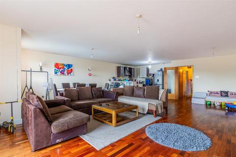 Henke Court, Cardiff Bay CF10 2 bed apartment for sale