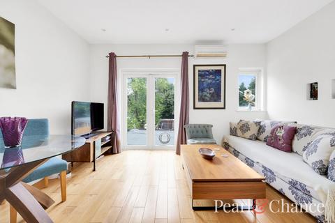 Hamilton Road, London, NW11 3 bed flat for sale