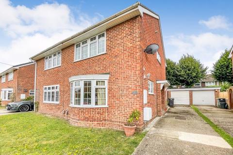 Denham Gardens, Netley Abbey... 3 bed semi