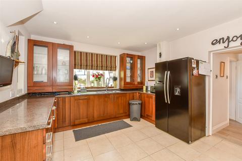 Orgarswick Avenue, Dymchurch, Kent 4 bed detached house for sale
