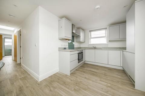 Englefield Green, Egham TW20 3 bed flat for sale